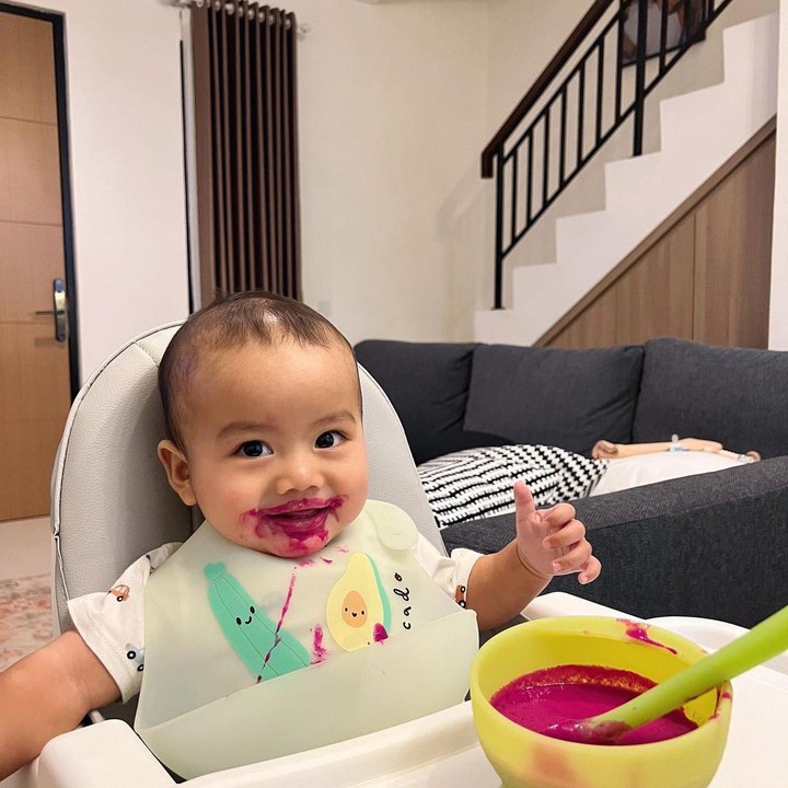 <p>Meskipun wajahnya berantakan dengan buah naga, Zyzy semakin terlihat menggemaskan, Bunda. “Aku lagi makan buah naga nii <em>onty uncle</em>, jangan lupa sarapan yaa <em>onty uncle</em>,” tulis Kesha Ratuliu. (Foto: Instagram @kesharatuliu05)</p>