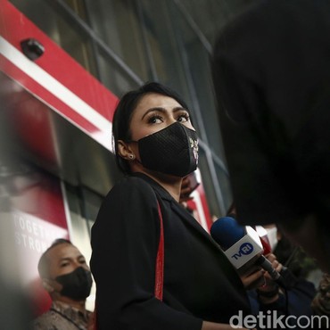 Terima Uang, Ini Hubungan Presenter Brigita Manohara dengan Bupati Mamberamo Tengah