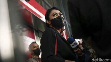 Terima Uang, Ini Hubungan Presenter Brigita Manohara dengan Bupati Mamberamo Tengah