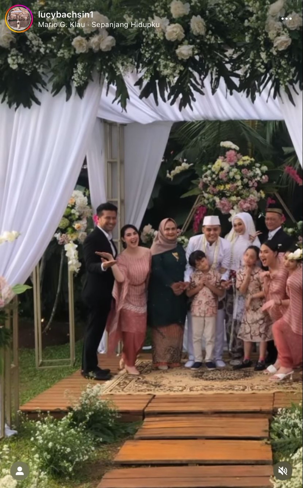 Momen Pernikahan Kakak Arumi Bachsin