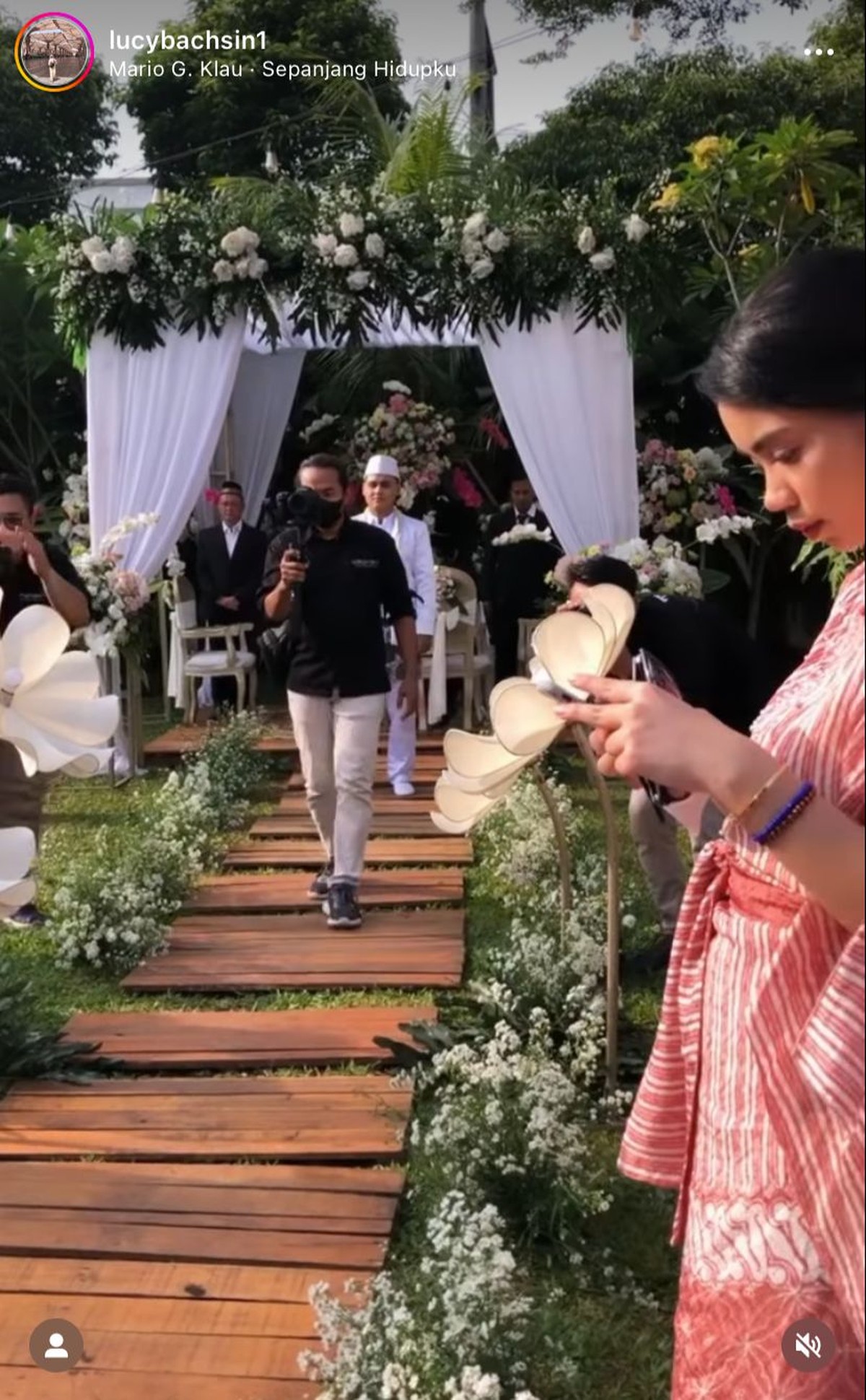 Momen Pernikahan Kakak Arumi Bachsin