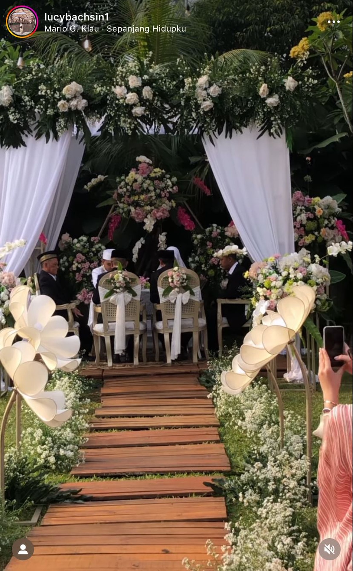 Momen Pernikahan Kakak Arumi Bachsin