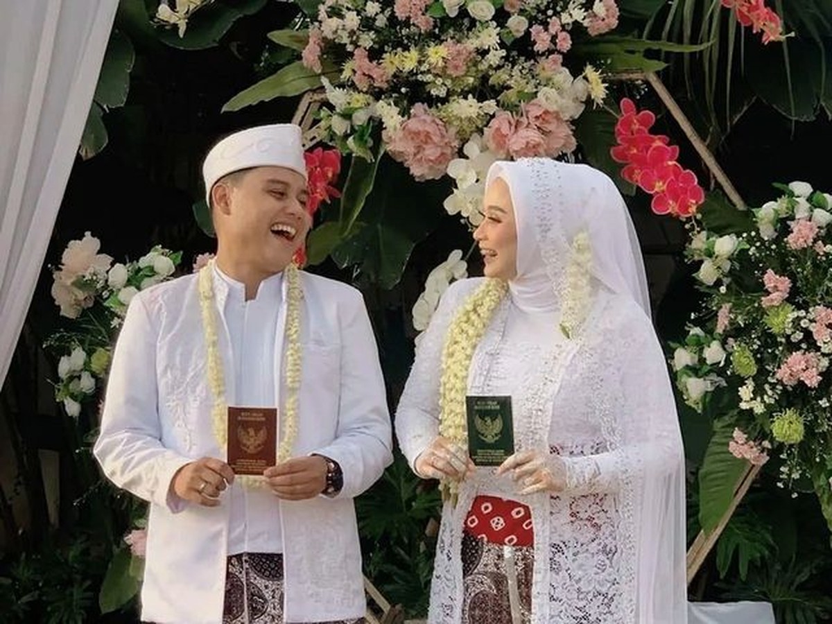 Momen Pernikahan Kakak Arumi Bachsin