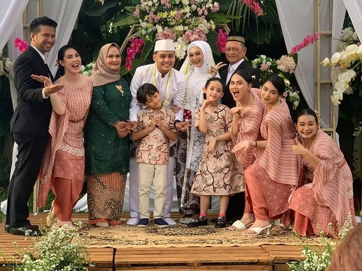 Momen Pernikahan Kakak Arumi Bachsin