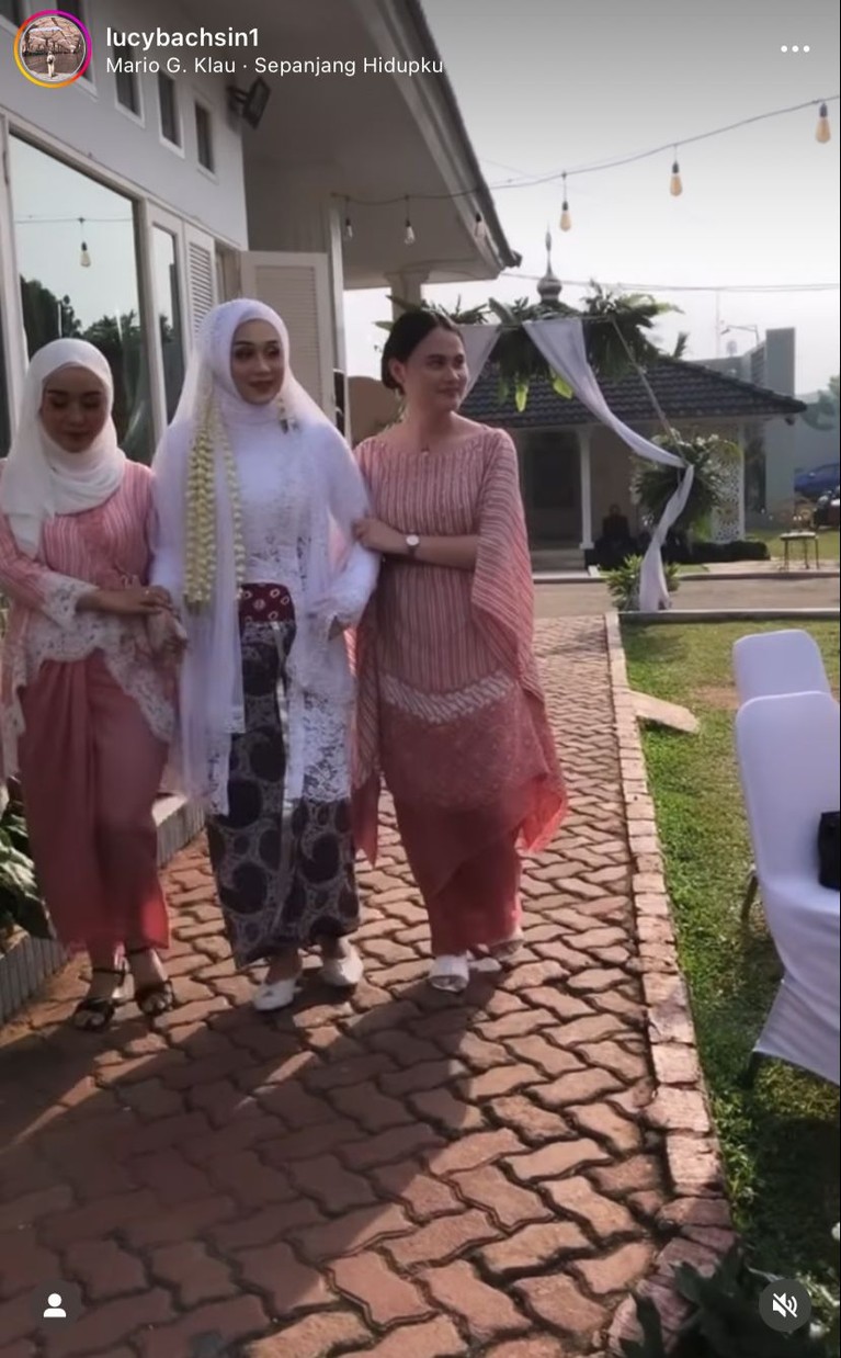 Momen Pernikahan Kakak Arumi Bachsin