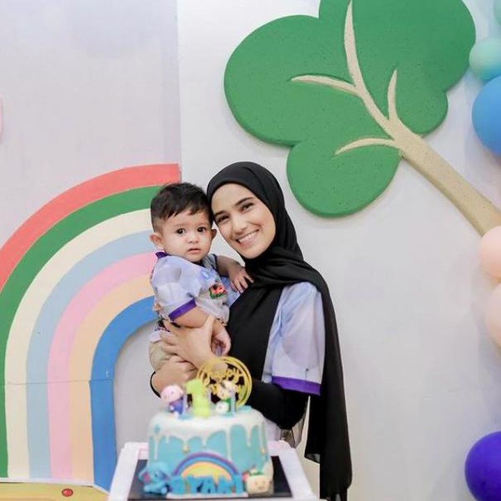 <p>Beberapa waktu lalu, Syaki berulang tahun. Ulang tahun pertamanya itu dirayakan dengan meriah, lengkap dihadiri keluarga tercinta. (Foto: Instagram @nadya_mustika)</p>