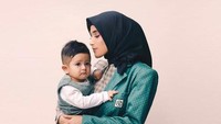 <p>Nadya Mustika kembali berbagi momen bersama buah hatinya, Baihaqqi Syaki Ramadhan. Kali ini, keduanya terlibat dalam sesi foto, Bunda. (Foto: Instagram @nadya_mustika)</p>