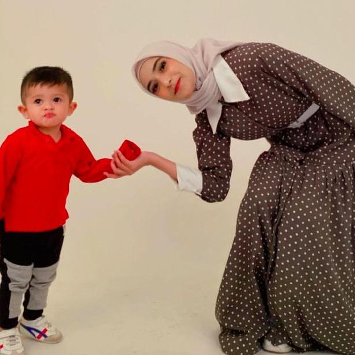 <p>Semakin bertambah usia Syaki, anak Nadya Mustika dengan mantan suaminya, Rizki DA, itu semakin menggemaskan. (Foto: Instagram @nadya_mustika)</p>