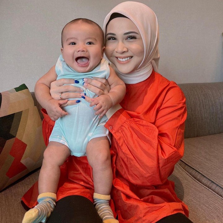 <p>Nah, kalau ini rambut baby Qwenzy dibelah tengah oleh Kesha saat sedang ngabuburit menunggu berbuka puasa. Gemas, kan Bunda? (Foto: Instagram @kesharatuliu05)</p>