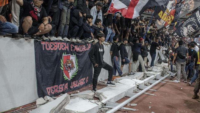 Komisi B DPRD DKI memanggil Japro untuk mengevaluasi pagar pembatas tribun Jakarta International Stadium (JIS) yang roboh pada Minggu (24/7) lalu.