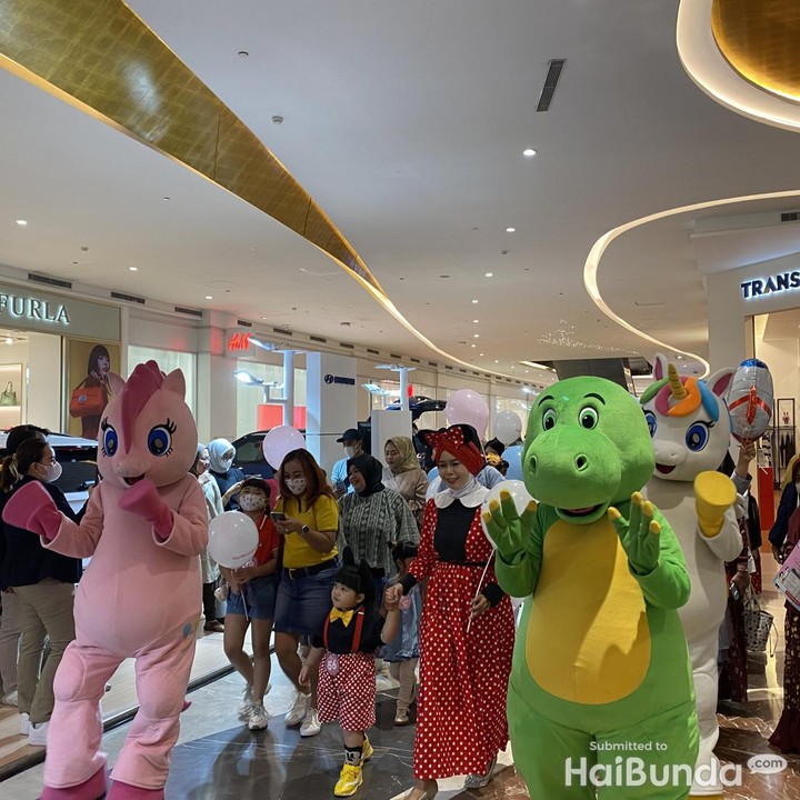 <p>Dalam rangka merayakan Hari Anak Nasional, HaiBunda menggelar parade kostum bertajuk HaiBunda Sayang Anak di Trans Studio Mall Cibubur, Minggu (24/7/2022). Sekita 50 Bunda dan Si Kecil hadir meramaikan acara ini. (Foto: HaiBunda/Firli)</p>