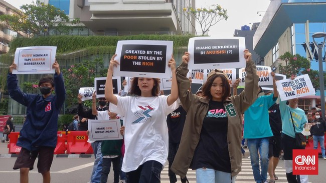 Kawasan Dukuh Atas, Jakarta Pusat, masih ramai dipenuhi anak-anak remaja yang menggelar kegiatan Citayam Fashion Week pada Senin (25/7) petang.