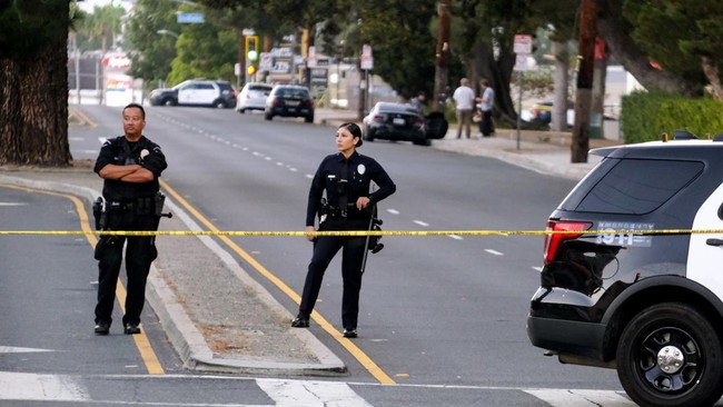 Sebanyak lima orang termasuk polisi dilaporkan tewas dalam penembakan di kota Raleigh, North Carolina di Amerika Serikat.