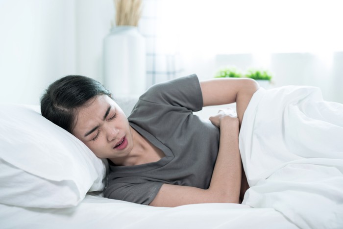 Ilustrasi perempuan yang terserang batu ginjal