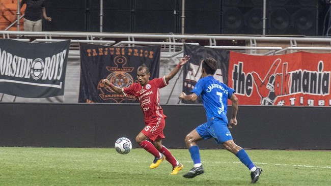 Persija Jakarta seperti seekor burung dengan hanya satu sayap berfungsi saat tampil menjamu Persita Tangerang di Stadion Patriot, Bekasi, Rabu (24/8) malam.