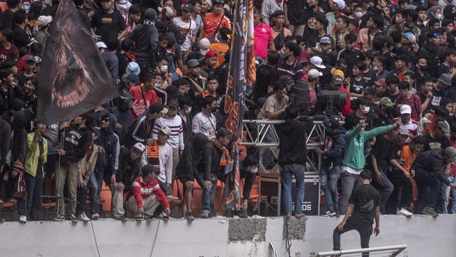 PT Jakarta Propertindo (Jakpro) membeberkan peristiwa robohnya pagar pembatas dan horizontal barrier di Jakarta International Stadium (JIS), Minggu (24/7).