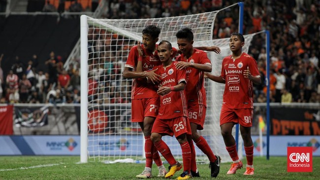 Pelatih Chonburi FC Sasom Pobprasert menyebut Riko Simanjuntak layak bermain di Liga Thailand.
