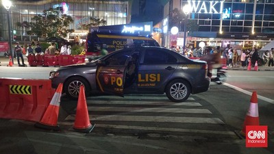img-title Aparat Gabungan Jaga Zebra Cross Dukuh Atas Cegah Citayam Fashion Week