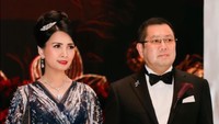 <p>Acara diawali dengan masuknya keluarga Tanoesoedibjo ke area resepsi. Penampilan Liliana dan Hary Tanoesoedibjo pun menarik perhatian. (Foto: Instagram: @liliana_tanoesodibjo)</p>