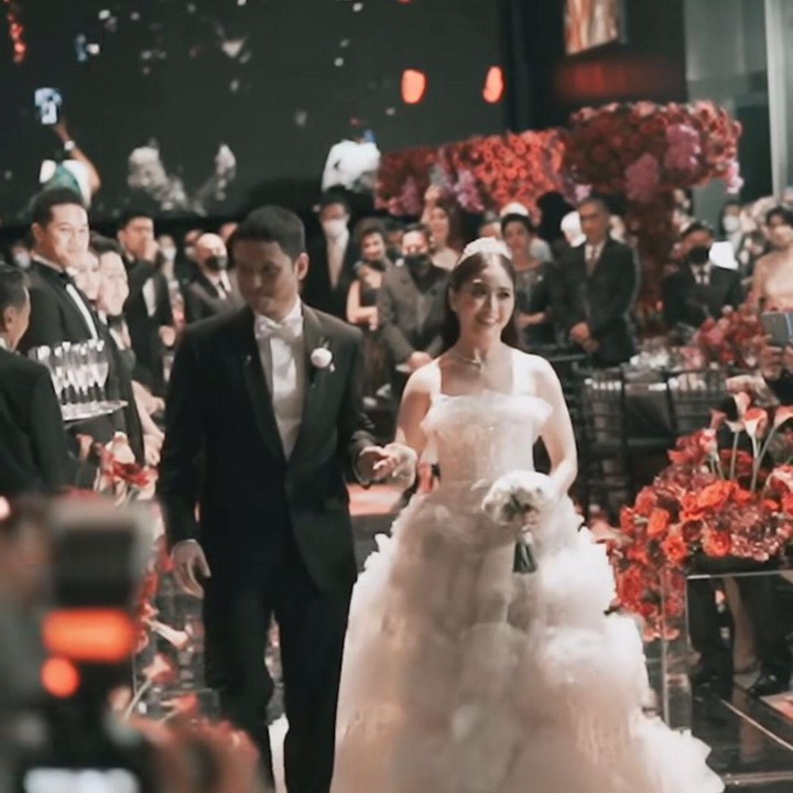 <p>Selain Jessica dan Jonathan, seluruh tamu undangan juga terlihat sangat bahagia melihat pasangan pengantin muda ini, Bunda. (Foto: Instagram: @liliana_tanoesodibjo)</p>