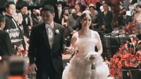 <p>Selain Jessica dan Jonathan, seluruh tamu undangan juga terlihat sangat bahagia melihat pasangan pengantin muda ini, Bunda. (Foto: Instagram: @liliana_tanoesodibjo)</p>