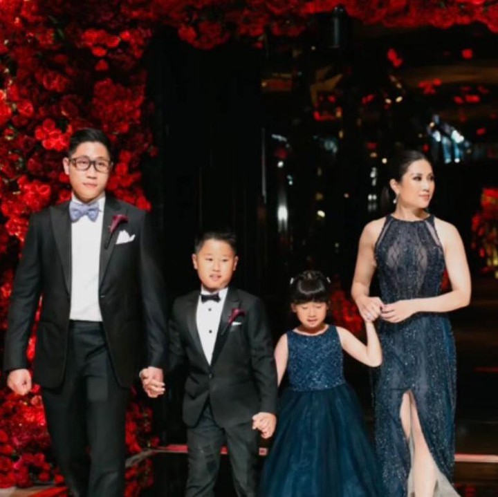 <p>Setelahnya, saudara-saudara Jessica mengikuti sang ayah dan Bunda memasuki tempat acara. Yang paling pertama muncul adalah Si Sulung Angela Tanoesoedibjo dan keluarga. (Foto: Instagram: @liliana_tanoesodibjo)</p>