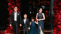 <p>Setelahnya, saudara-saudara Jessica mengikuti sang ayah dan Bunda memasuki tempat acara. Yang paling pertama muncul adalah Si Sulung Angela Tanoesoedibjo dan keluarga. (Foto: Instagram: @liliana_tanoesodibjo)</p>