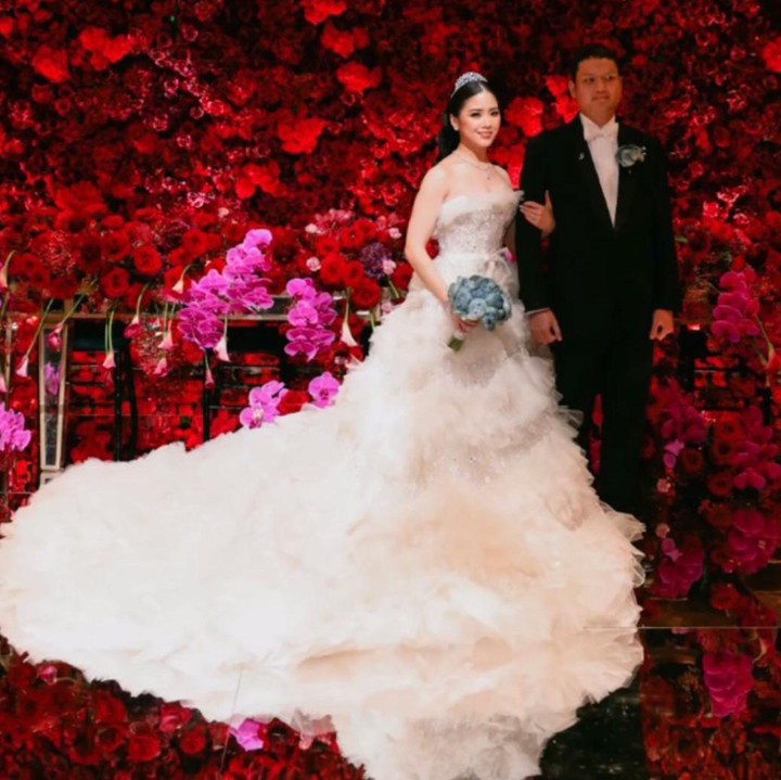<p>Untuk dekorasi resepsi sendiri Jessica dan Jonathan memutuskan untuk mengisi area penuh dengan bunga mawah merah. Cantik banget ya, Bunda! (Foto: Instagram: @liliana_tanoesodibjo)</p>