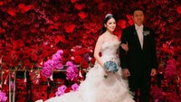 <p>Untuk dekorasi resepsi sendiri Jessica dan Jonathan memutuskan untuk mengisi area penuh dengan bunga mawah merah. Cantik banget ya, Bunda! (Foto: Instagram: @liliana_tanoesodibjo)</p>