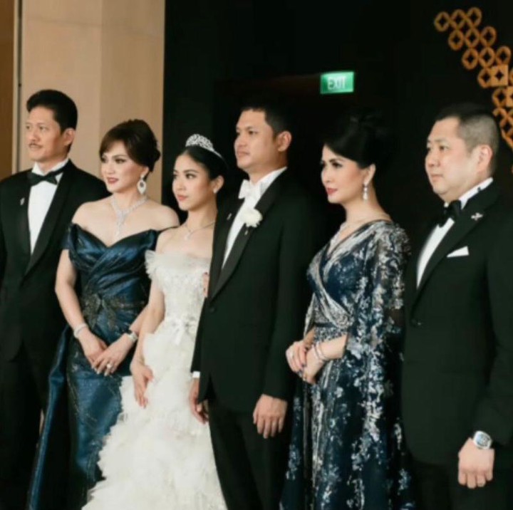 <p>Tak lupa, Jessica dan Jonathan turut mengabadikan momen bahagia mereka bersama keluarga besar. (Foto: Instagram: @liliana_tanoesodibjo)</p>