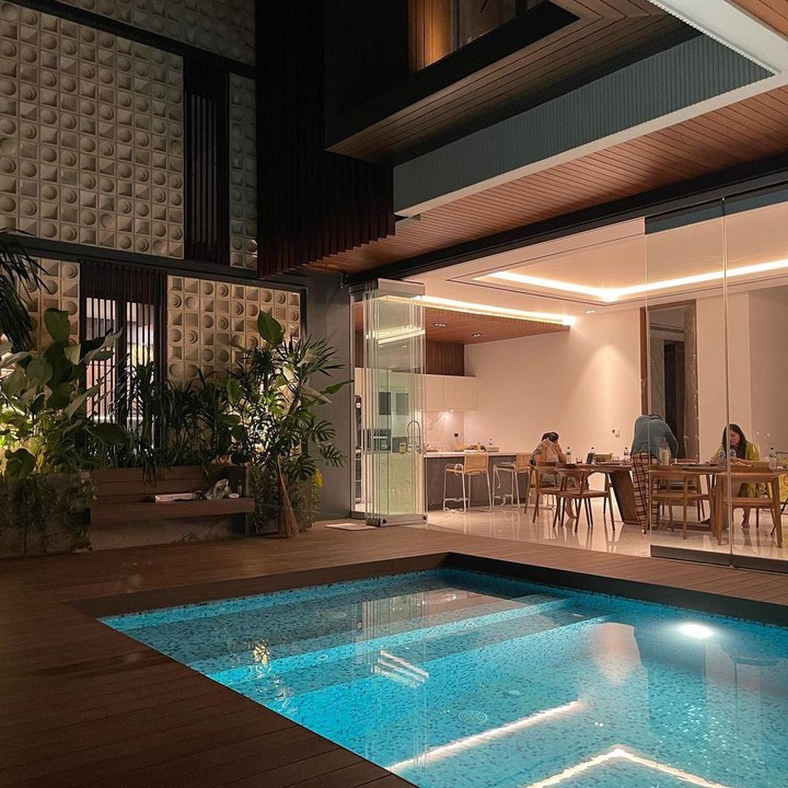 <p>Rumah mewah Arief dan Tipang juga memiliki kolam renang yang besar dan unik nih, Bunda. Di samping kolam renang pun terdapat area hijau yang cantik. (Foto: Instagram: @ariefmuhammad)</p>