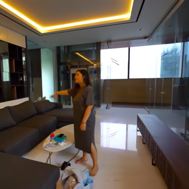 <p>Rumah baru Arief ini juga didominasi dengan dinding kaca, Bunda. Dengan begitu, rumah terlihat jauh lebih luas dan lapang. (Foto: YouTube Arief Muhammad)</p>