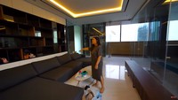 <p>Rumah baru Arief ini juga didominasi dengan dinding kaca, Bunda. Dengan begitu, rumah terlihat jauh lebih luas dan lapang. (Foto: YouTube Arief Muhammad)</p>