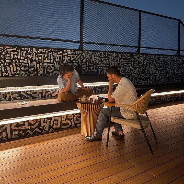 <p>Di bagian rooftop sendiri terdapat spot yang sangat instagramable, nih. Lantai rooftop pun terbuat dari kayu yang membuat area rooftop semakin cantik. (Foto: Instagram: @ariefmuhammad)</p>