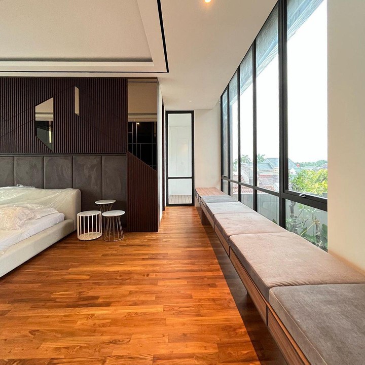 <p>Kamar utama pun terlihat sangat besar, Bunda. Di sini Arief dan Tipang mendominasinya dengan elemen kayu dan kaca. (Foto: Instagram: @ariefmuhammad)</p>