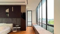 <p>Kamar utama pun terlihat sangat besar, Bunda. Di sini Arief dan Tipang mendominasinya dengan elemen kayu dan kaca. (Foto: Instagram: @ariefmuhammad)</p>