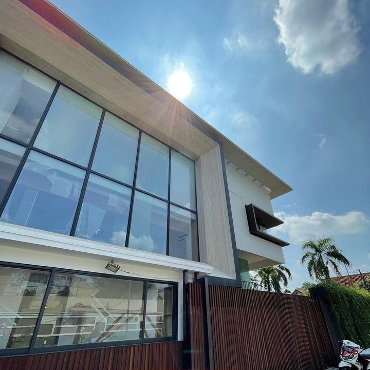 <p>Arief Muhammad dan Tiara Pangestika akhirnya menempati rumah baru mereka, Bunda. Rumah mewah ini memiliki banyak spot yang bisa dijadikan tempat foto, lho. (Foto: Instagram: @ariefmuhammad)</p>