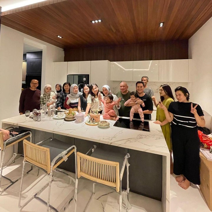 <p>Spot pertama, Arief dan Tipang memperlihatkan dapur mereka yang berwarna putih dan dibuat dari marmer. Cantik banget ya, Bunda. (Foto: Instagram: @ariefmuhammad)</p>