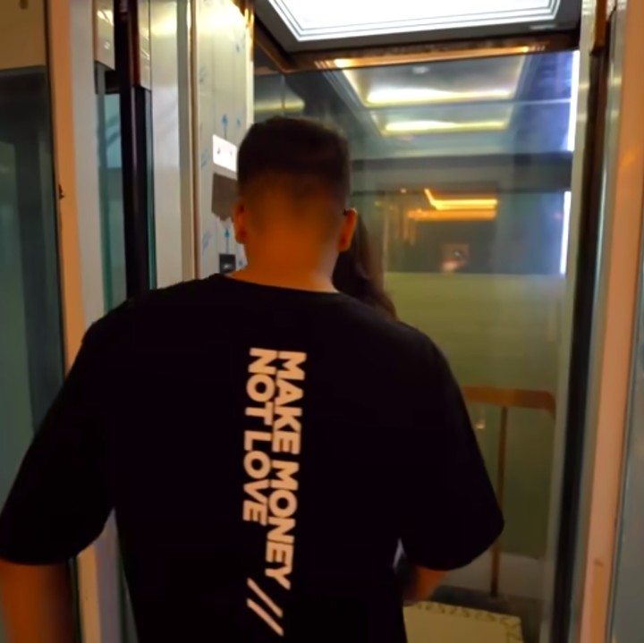 <p>Yang lebih unik, rumah Arief dan Tipang memiliki lift, lho. Lift ini bisa membawa keduanya hingga ke rooftop. (Foto: YouTube Arief Muhammad)</p>