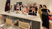 <p>Spot pertama, Arief dan Tipang memperlihatkan dapur mereka yang berwarna putih dan dibuat dari marmer. Cantik banget ya, Bunda. (Foto: Instagram: @ariefmuhammad)</p>