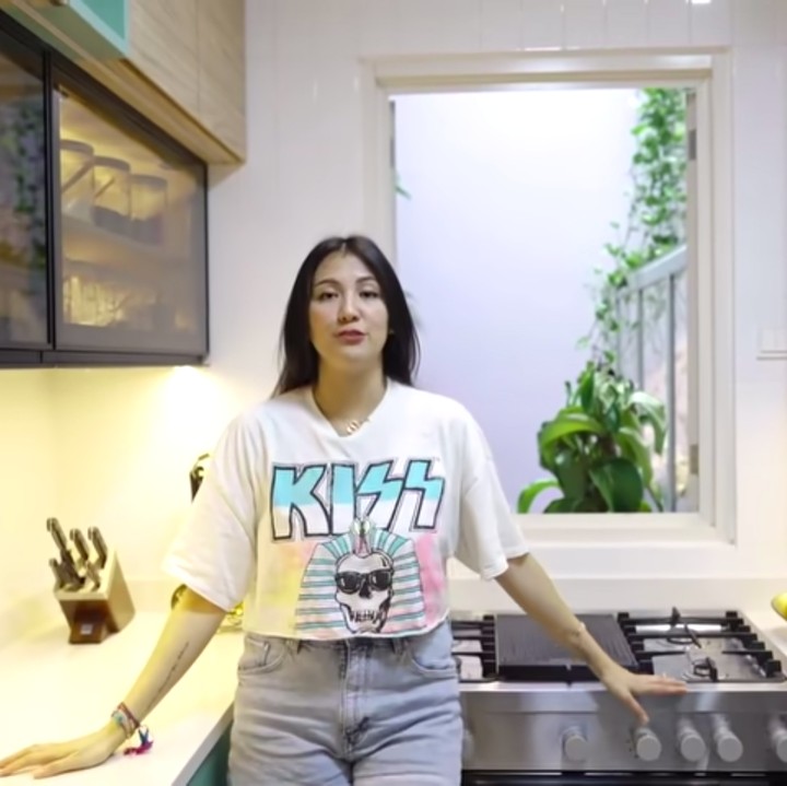 <p>Berbeda dengan dapur bersih, dapur kotor Sharena dan Ryan dibuat dengan konsep yang berbeda. Warna hijau toska pun menjadi pilihan mereka. (Foto: YouTube Sharena Delon - Party Of Four)</p>