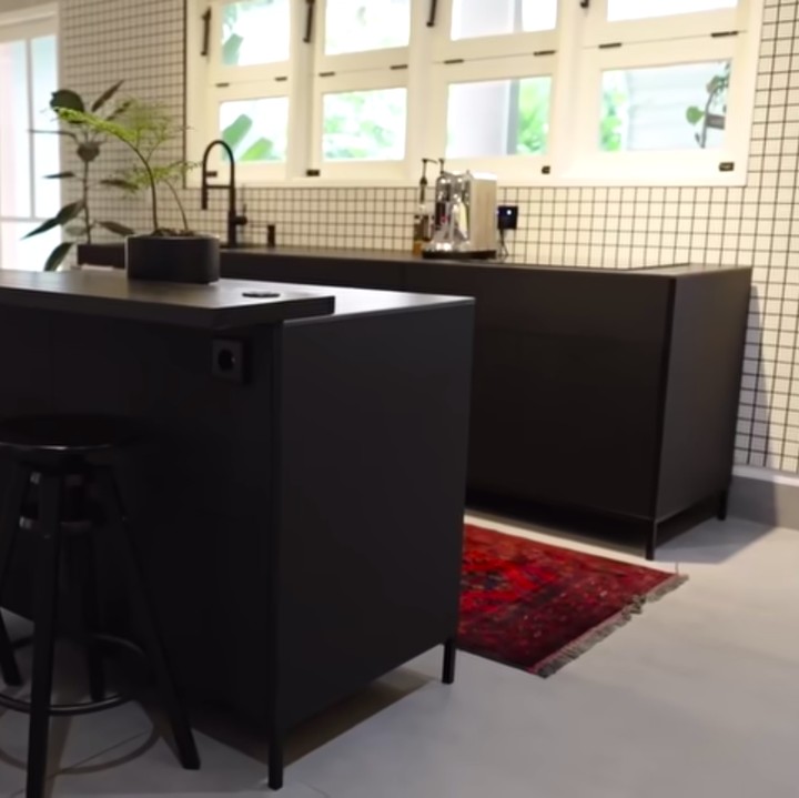 <p>Di samping ruang tamu, ada pula dapur bersih hitam putih yang sangat cantik. Sharena sengaja memesan dapur ini agar sesuai dengan kepribadiannya. (Foto: YouTube Sharena Delon - Party Of Four)</p>