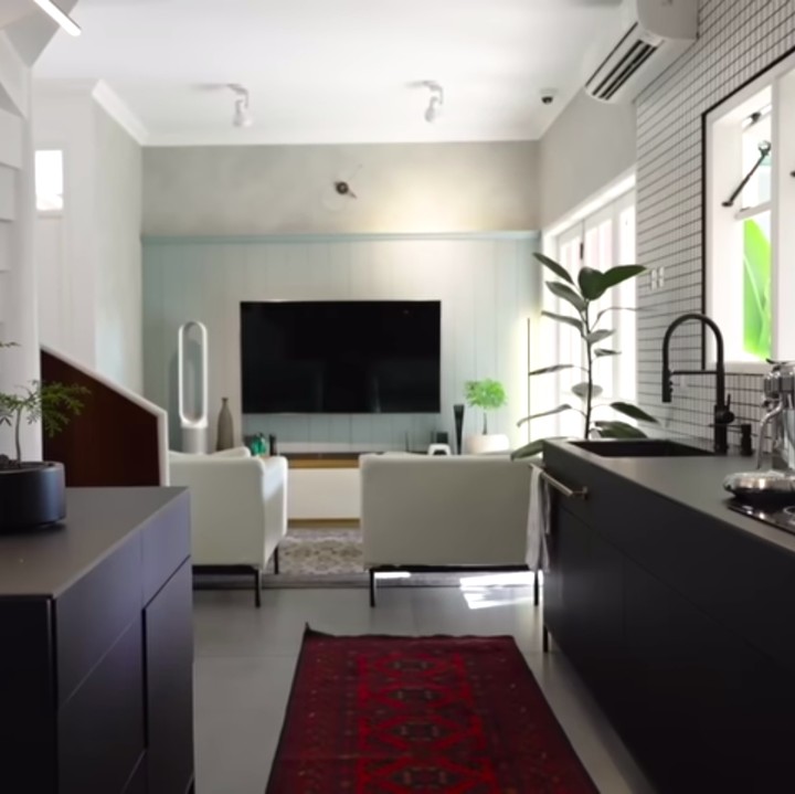 <p>Pasangan Ryan Delon dan Sharena memiliki rumah yang menjadi impian semua orang nih, Bunda. Rumah keduanya memiliki konsep minimalis namun sangat estetik. (Foto: YouTube Sharena Delon - Party Of Four)</p>