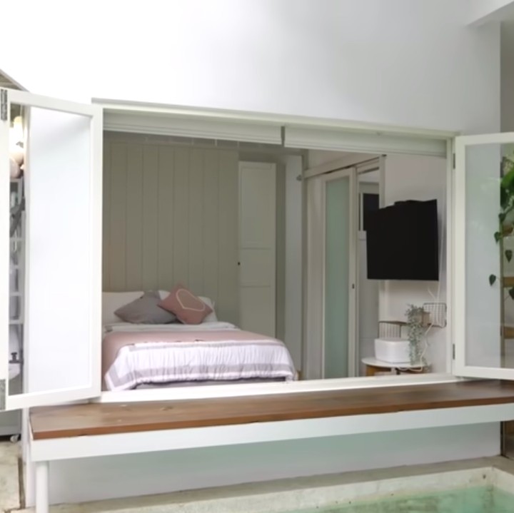 <p>Kamar tidur tamu juga terlihat sangat cantik nih, Bunda. Ketika jendela di buka, pemandangannya pun langsung mengarah ke kolam renang. (Foto: YouTube Sharena Delon - Party Of Four)</p>