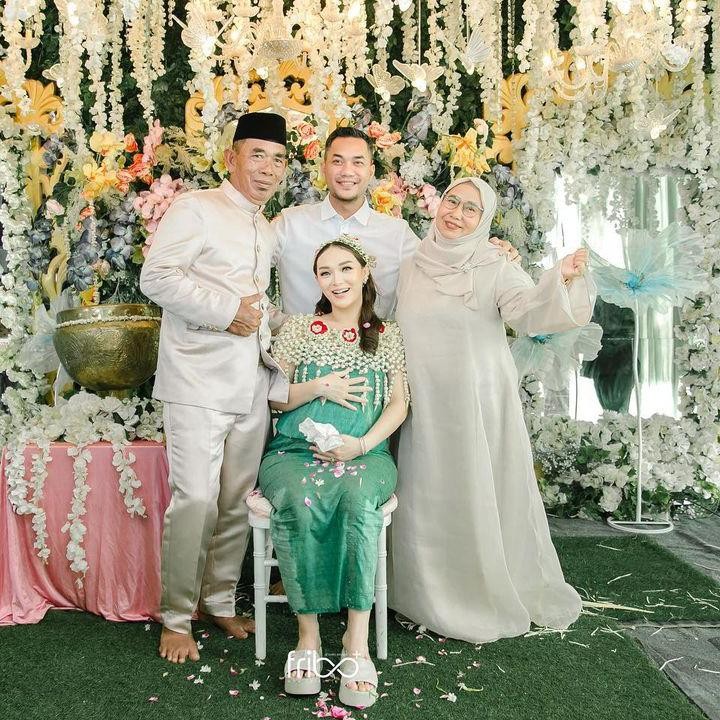 <p>Saat siraman, Zaskia pun mengganti pakaian dengan terusan warna hijau. Ia juga mengenakan headpeace dari bunga melati. (Foto: Instagram: @zaskia_gotix)</p>