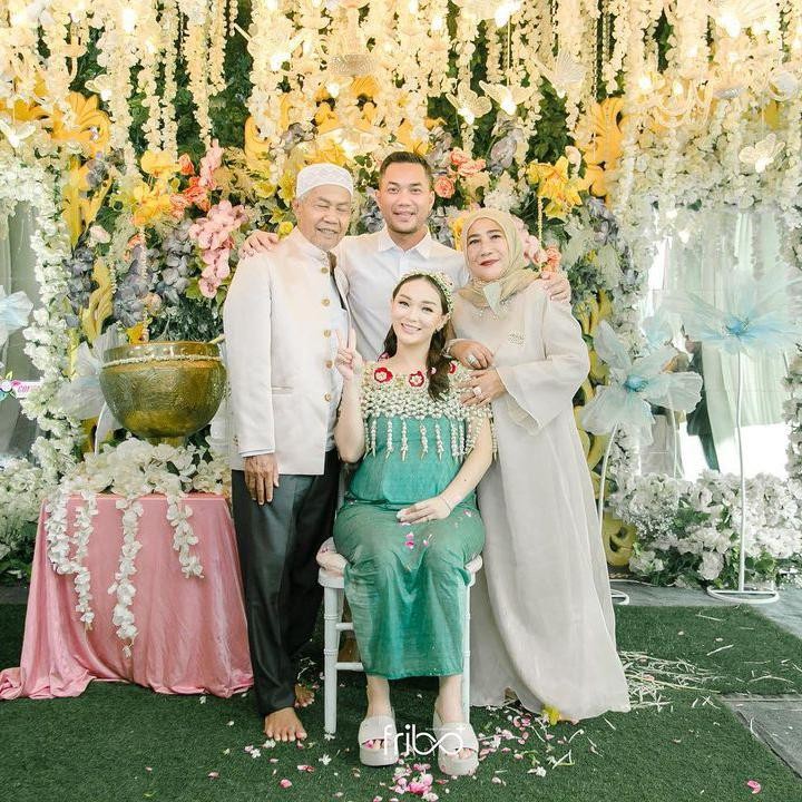 <p>Tak hanya berfoto dengan kedua orang tuanya, Zaskia juga mengabadikan potretnya bersama kedua mertuanya. Kompak banget ya, Bunda! (Foto: Instagram: @zaskia_gotix)</p>