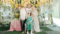 <p>Tak hanya berfoto dengan kedua orang tuanya, Zaskia juga mengabadikan potretnya bersama kedua mertuanya. Kompak banget ya, Bunda! (Foto: Instagram: @zaskia_gotix)</p>