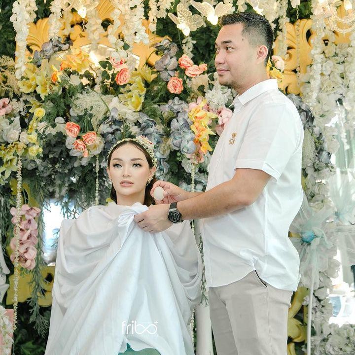 <p>Usia kehamilan penyanyi cantik Zaskia Gotik sudah memasuki bulan ketujuh nih, Bunda. Ia dan suami pun memutuskan untuk menggelar acara tujuh bulanan di Balikpapan. (Foto: Instagram: @zaskia_gotix)</p>