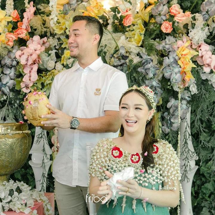 <p>Perasaan bahagia tak bisa disembunyikan oleh Zaskia dan suami, Sirajuddin Mahmud Bambang. Keduanya terlihat tersenyum lebar. (Foto: Instagram: @zaskia_gotix)</p>