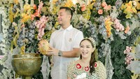 <p>Perasaan bahagia tak bisa disembunyikan oleh Zaskia dan suami, Sirajuddin Mahmud Bambang. Keduanya terlihat tersenyum lebar. (Foto: Instagram: @zaskia_gotix)</p>